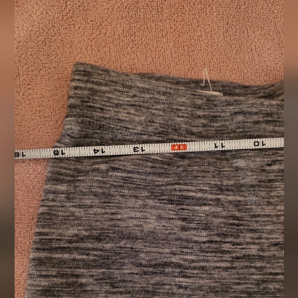 GAP Heathered Gray Women's‎ Capris (Size Medium) - Picture 10 of 16